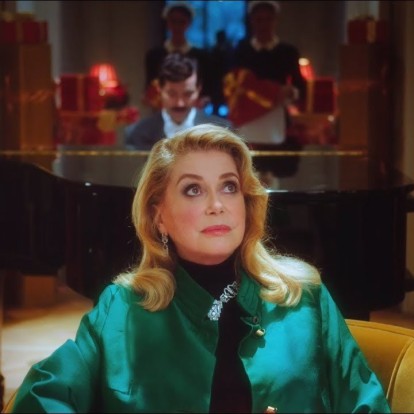 H Catherine Deneuve χαρίζει τις νέες Très Vivier γόβες στις δίδυμες κόρες της