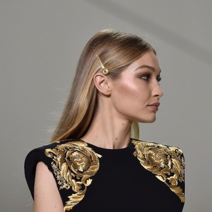 Δείτε 100 χρόνια ιστορίας των αξεσουάρ για τα μαλλιά σε ένα video