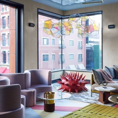 Χρώμα, ενέργεια και πολλές δόσεις σύγχρονης τέχνης σε ένα διαμέρισμα στο Soho