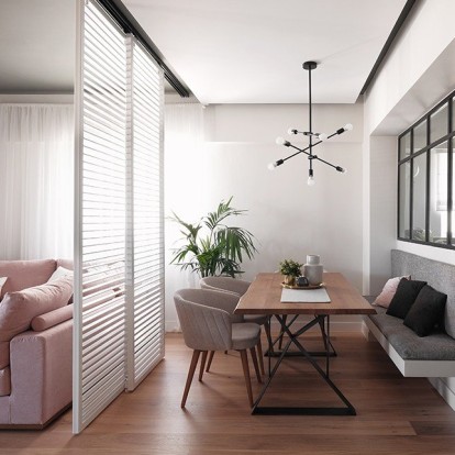 Μια ανακαινισμένη κατοικία στην Άνω Γλυφάδα προσφέρει απίθανη θέα και πρακτικές λύσεις