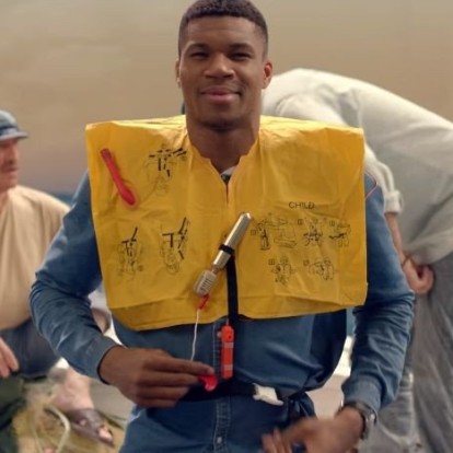 O Γιάννης Αντεντοκούμπο παρουσιάζει με τον δικό του τρόπο τις οδηγίες ασφάλειας πτήσης