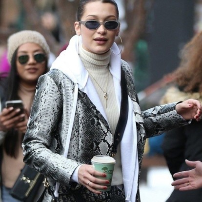 Η Bella Hadid κάνει το snake skin styling παιχνιδάκι 