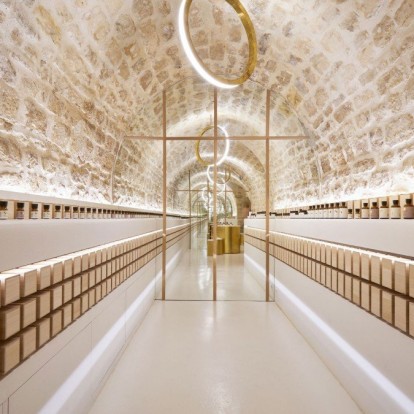 Μια ολόχρυση μπουτίκ ιαπωνικού cosmetic brand στο Παρίσι που θα σας μαγέψει