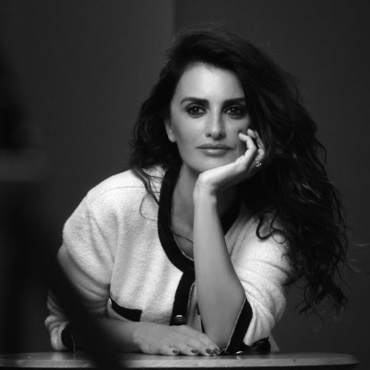 Η απίθανη Penélope Cruz απαντά σε προσωπικές ερωτήσεις παίζοντας με μπαλόνια