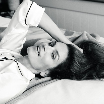 Νέες και λαμπερές με 10 προϊόντα ομορφιάς: Εμπλουτίστε το νεσεσέρ σας asap