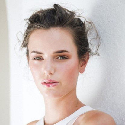 Νέα και λαμπερή με το beauty trend που κερδίζει έδαφος