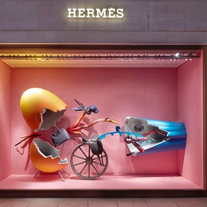 Τα μαγικά τοπία του designer Fotis Evans στις βιτρίνες του οίκου Hermès