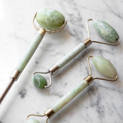 Δείτε πώς θα χρησιμοποιήσετε το θαυματουργό jade roller στο πρόσωπο