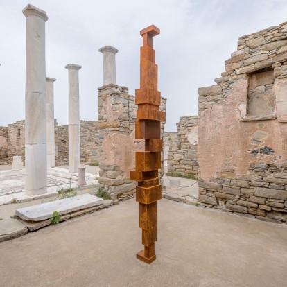 To νησί της Δήλου έχει ζωντανέψει με τα ανθρωπόμορφα γλυπτά του Antony Gormley