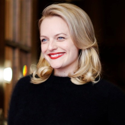 Η Elisabeth Moss σκάει μπαλόνια και απαντάει σε προσωπικές ερωτήσεις