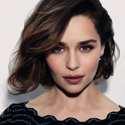 Η πανέμορφη Emilia Clarke δοκιμάζει 9 πράγματα που δεν έχει ξανακάνει