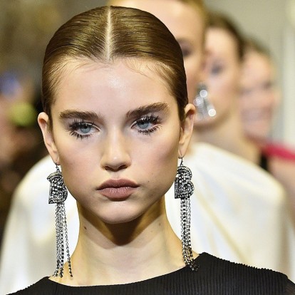 Αφαιρέστε τις ψεύτικες βλεφαρίδες χωρίς να πειράξετε τις δικές σας