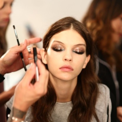 Το νέο makeup trend θέλει λάμψη στα μάτια: Πώς θα το πετύχετε