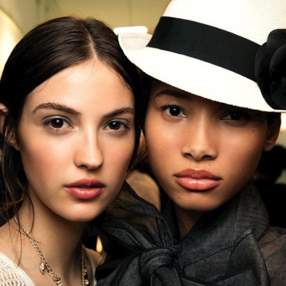 Τα καλλυντικά που πρέπει να έχετε μαζί σας σε κάθε ταξίδι