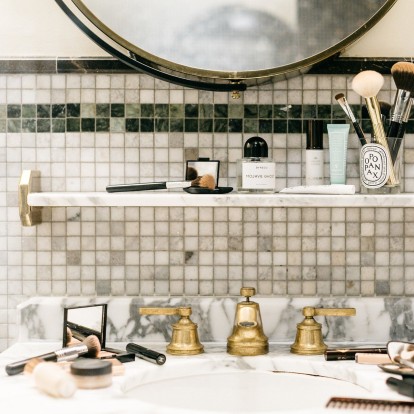 Οργανώστε τα καλλυντικά σας με βάση τους κανόνες της Marie Kondo