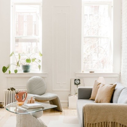 Ο μινιμαλισμός συναντάει το μποέμ στοιχείο σε ένα ευήλιο διαμέρισμα στο Brooklyn