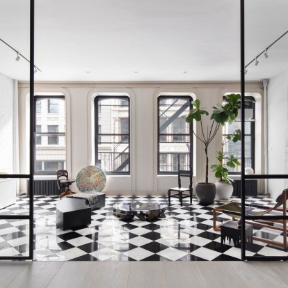 Ένα άψογο διαμέρισμα στη Νέα Υόρκη συνδυάζει chic αισθητική & μοντέρνα τέχνη