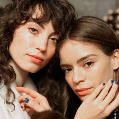 Τέλος στη λιπαρότητα: 6 skincare συνήθειες που πρέπει να υιοθετήσετε