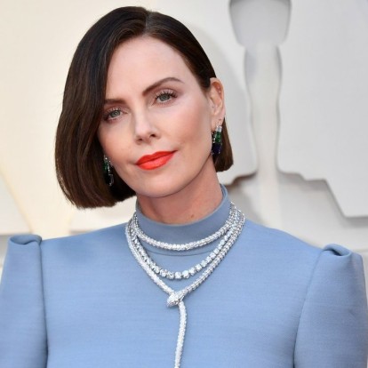 Η Charlize Theron αποδεικνύει ότι έχει χιούμορ κι απαντά σε προσωπικές ερωτήσεις