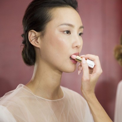 Χείλη για φίλημα με αυτά τα 5 απίθανα DIY lip scrubs