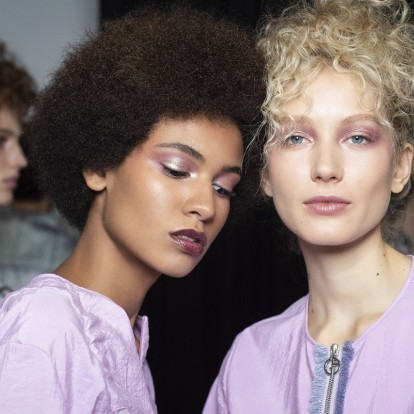 Girly vibes: Έτσι θα φορέσετε τη ροζ σκιά στα μάτια