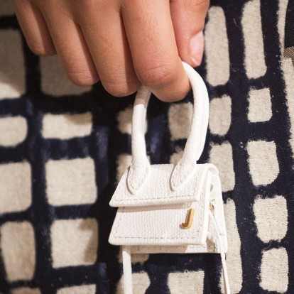 Ξεχάστε τις oversized τσάντες: H νέα τάση τις θέλει μικροσκοπικές
