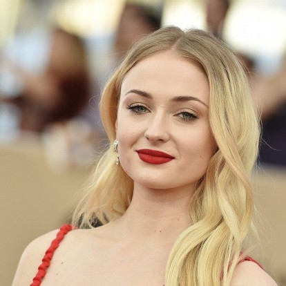 Sophie Turner: Δίνει συνέντευξη ενώ παίζει με χαριτωμένα σκυλάκια