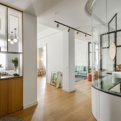 Ένα σχεδόν διάφανο διαμέρισμα στο κέντρο της Θεσσαλονίκης είναι μια απρόσμενη έκπληξη