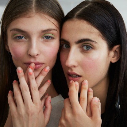 Σας έσπασε το νύχι; Πώς να το καμουφλάρετε μέχρι να πάτε στο nail salon