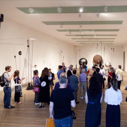 Μια ματιά στην πολυαναμενόμενη έκθεση Τakis στην Τate Μodern