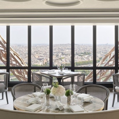 Δείπνο στον Πύργο του Άιφελ: Δείτε το ανακαινισμένο Jules Verne restaurant