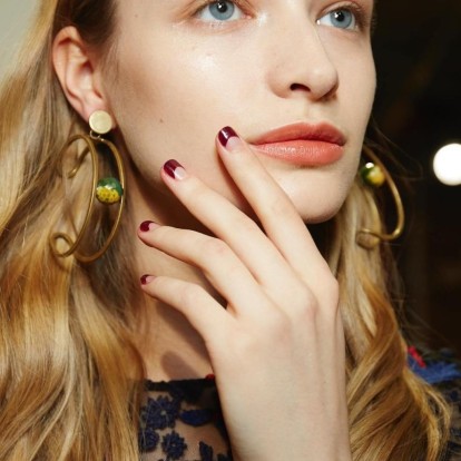 Αυτό είναι το νέο γαλλικό μανικιούρ που έχει κατακλύσει το Instagram