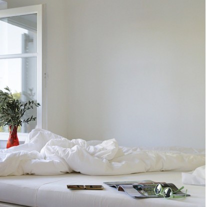 Ο concept maker Γεώργιος Καράμπελλας μας ξεναγεί σε μια primitive κατοικία στο Πόρτο Χέλι