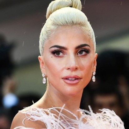 Όλα όσα περιλαμβάνει η ρουτίνα ομορφιάς της Lady Gaga