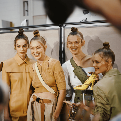 Messy bun: Βήμα-βήμα πώς θα αποκτήσετε τον τέλειο, ανέμελο κότσο