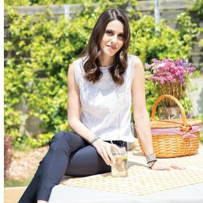 H Αρίστη Σάρρα μας υποδέχεται στον δικό της επίγειο παράδεισο, στο Κτήμα Αρίστη