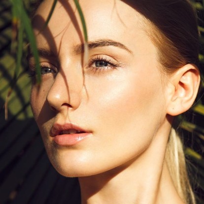 Η summer night routine που πρέπει να υιοθετήσετε στις διακοπές