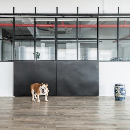 Οι Lim+Lu μεταμορφώνουν έναν βιομηχανικό χώρο στο Χονγκ Κονγκ