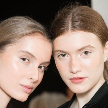 Έτσι θα βρείτε το σωστό έλαιο προσώπου για να θρέψετε το δέρμα σας μετά τις διακοπές