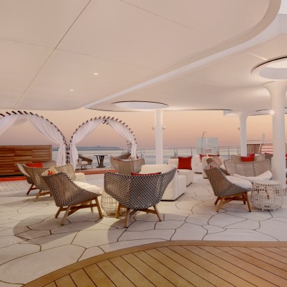 Ένα πολυτελές κρουαζιερόπλοιο που σαλπάρει για τα νησιά Γκαλαπάγκος