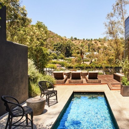 Περιηγηθείτε στο μινιμαλιστικό σπίτι ενός διάσημου σκηνοθέτη στο Beverly Hills