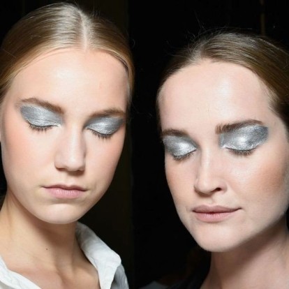Πώς να εφαρμόσετε σωστά τις σκιές σας σύμφωνα με τους επαγγελματίες makeup artists