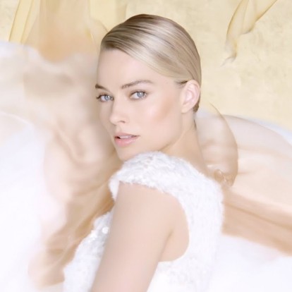 Η Margot Robbie μοιάζει με σύγχρονη νύμφη στη νέα καμπάνια όπου πρωταγωνιστεί 