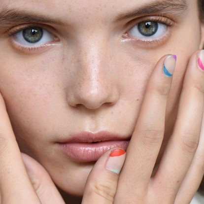 Τα χρώματα στα βερνίκια νυχιών που θα αναδείξουν το μαύρισμά σας