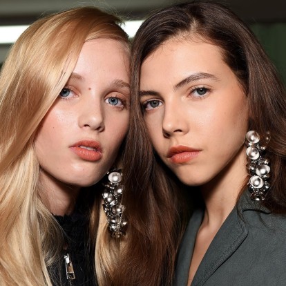 Οι 5 skincare συνήθειες που πρέπει να υιοθετήσετε για τέλεια επιδερμίδα