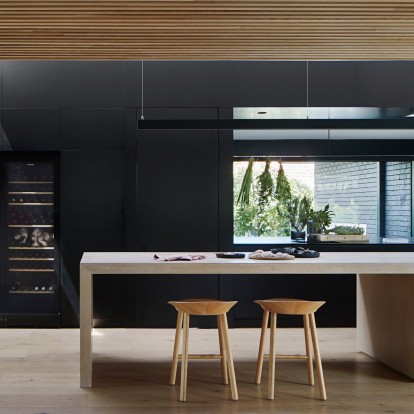 Ένα οικογενειακό σπίτι σε bold αποχρώσεις στη Μελβούρνη που θα σας ενθουσιάσει