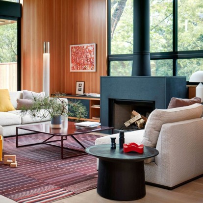 Ένα οικογενειακό σπίτι που συνδυάζει τη ζωηρότητα των χρωμάτων με τη λειτουργικότητα