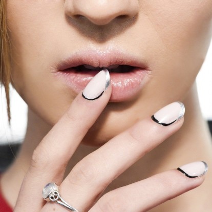 French Manicure: Τα πιο hot νέα σχέδια που αξίζει να δοκιμάσετε