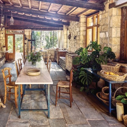 Περιηγηθείτε στην ανανεωμένη κατοικία του καλλιτέχνη Νίκου Νικολάου στην Αίγινα