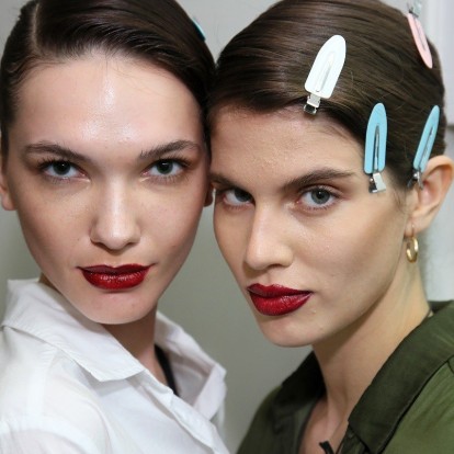 Η πιο hot απόχρωση στα χείλη αυτή τη στιγμή και πώς θα την υιοθετήσετε